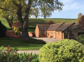 GROUNDS FARM, MALVERN HOLIDAY COTTAGES - The Oaks, Malvern